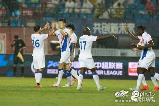 影片故事发生在审判日的第二天，这样一来，《终结者6》就和《终结者2》取得了关联，因为《终结者2》的故事就发生在审判日当天